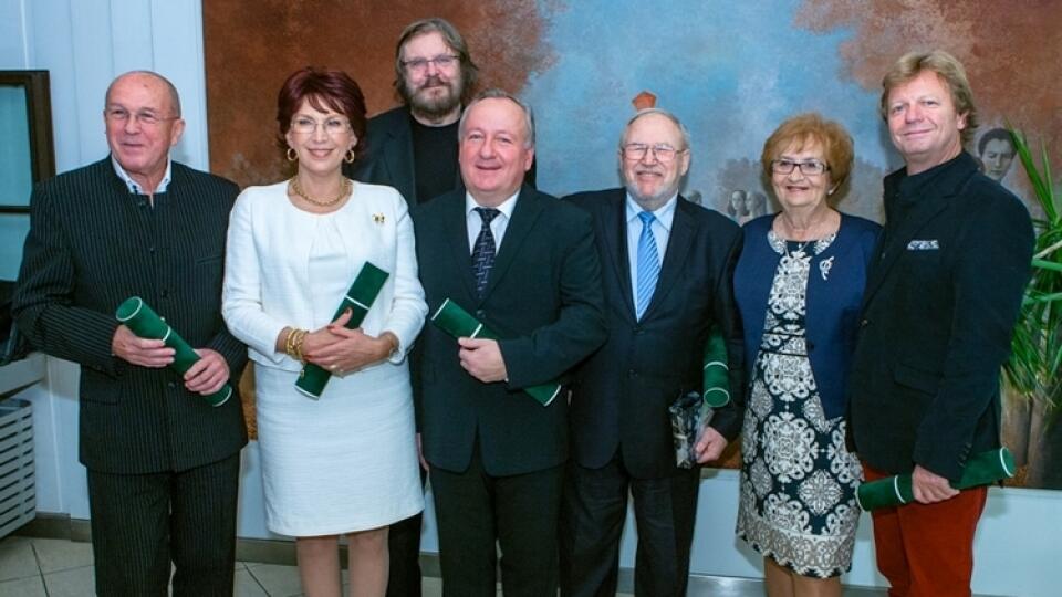 Osobnosti Bratislavy (zľava): Viliam Fischer, Eva Blahová, Boris Filan, Vladimír Grežo, Pavel Traubner, Elvíra Chadimová a Maroš Kramár.