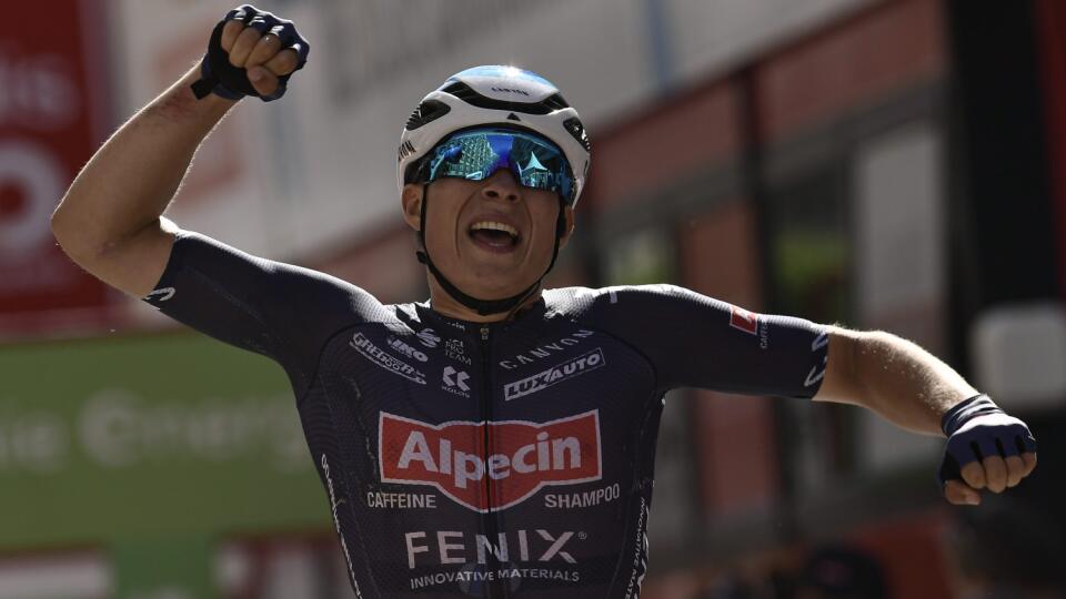 EBE 67 Burgos - Belgický cyklista Jasper Philipsen zvíťazil v 2. etape 76. ročníka pretekov Vuelta a Espana. Jazdec stajne Alpecin-Fenix sa presadil v hromadnom špurte a 166,7 km dlhú rovinatú trasu z mesta Caleruega do Burgosu zvládol za 3:58:57 h v nedeľu 15. augusta 2021. FOTO TASR/AP
Alpecin-Fenix's Jasper Philipsen from Belgium celebrates after winning the second stage between Caleruega-Burgos, 166,7 kilometers, of the La Vuelta cycling race in the province of Burgos, northern Spain, Sun