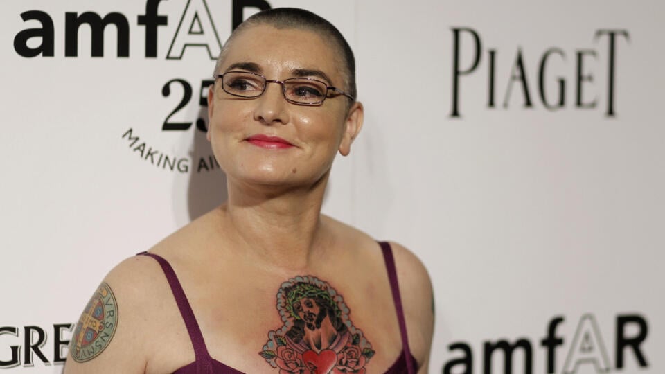 Hudobníčka Sinead O'Connor prichádza na charitatívny galavečer Inspiration Gala v spolupráci s organizáciou amfAR, ktorá podporuje výskum na liečbu proti AIDS 27. októbra 2011 v Los Angeles.