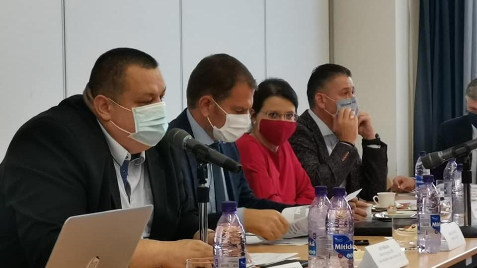 Pandemická komisia sa zaoberala zhoršujúcou sa epidemiologickou situáciou, navrhli opäť nové prísnejšie opatrenia.