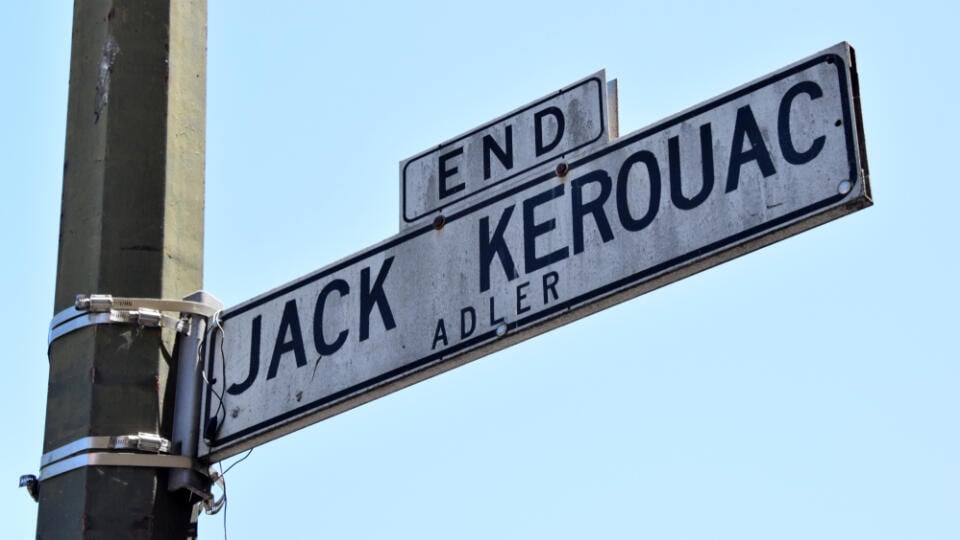 Schizofrenik a najznámejší bítnický spisovateľ Jack Kerouac má okrem iného aj svoju uličku v San Franciscu.