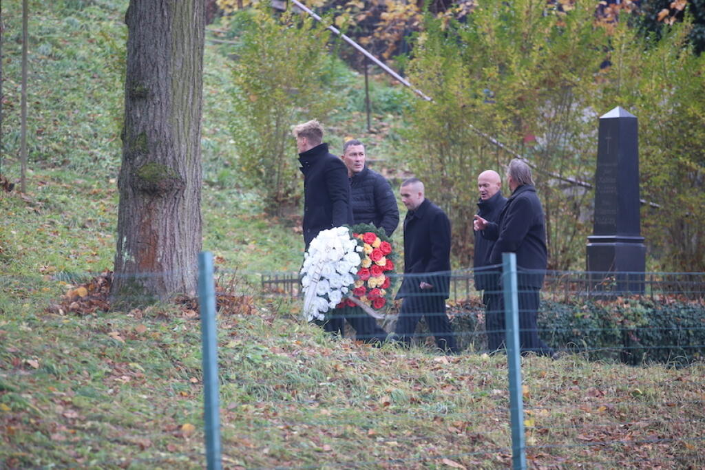Smútiaci prichádzajú na poslednú rozlúčku s hokejistom Borisom Sádeckým.