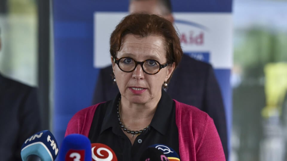 Na snímke je štátna tajomníčka ministerstva zahraničných vecí a európskych záležitostí SR Ingrid Brocková počas tlačovej konferencie k vyslaniu humanitárnej pomoci pre Libanon.