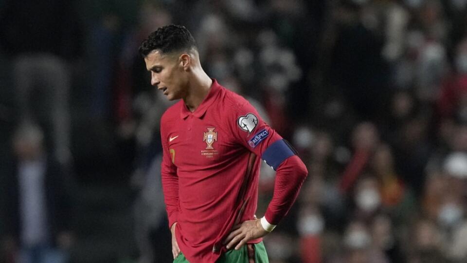 WA 24 Lisabon - Futbalista Portugalska Cristiano Ronaldo reaguje po inkasovaní druhého gólu v kvalifikačnom zápase A-skupiny Portugalsko - Srbsko o postup na MS2022 v Lisabone v nedeľu 14. novembra 2021. Futbalisti Srbska postúpili na svetový šampionát do Kataru. Srbi vyhrali A-skupinu o tri body pred Portugalskom, ktoré v Lisabone zdolali 2:1 vďaka gólu Aleksandara Mitroviča z 90. minúty. FOTO TASR/AP   

Portugal's Cristiano Ronaldo reacts after Serbia's Aleksandar Mitrovic scoring his side's 