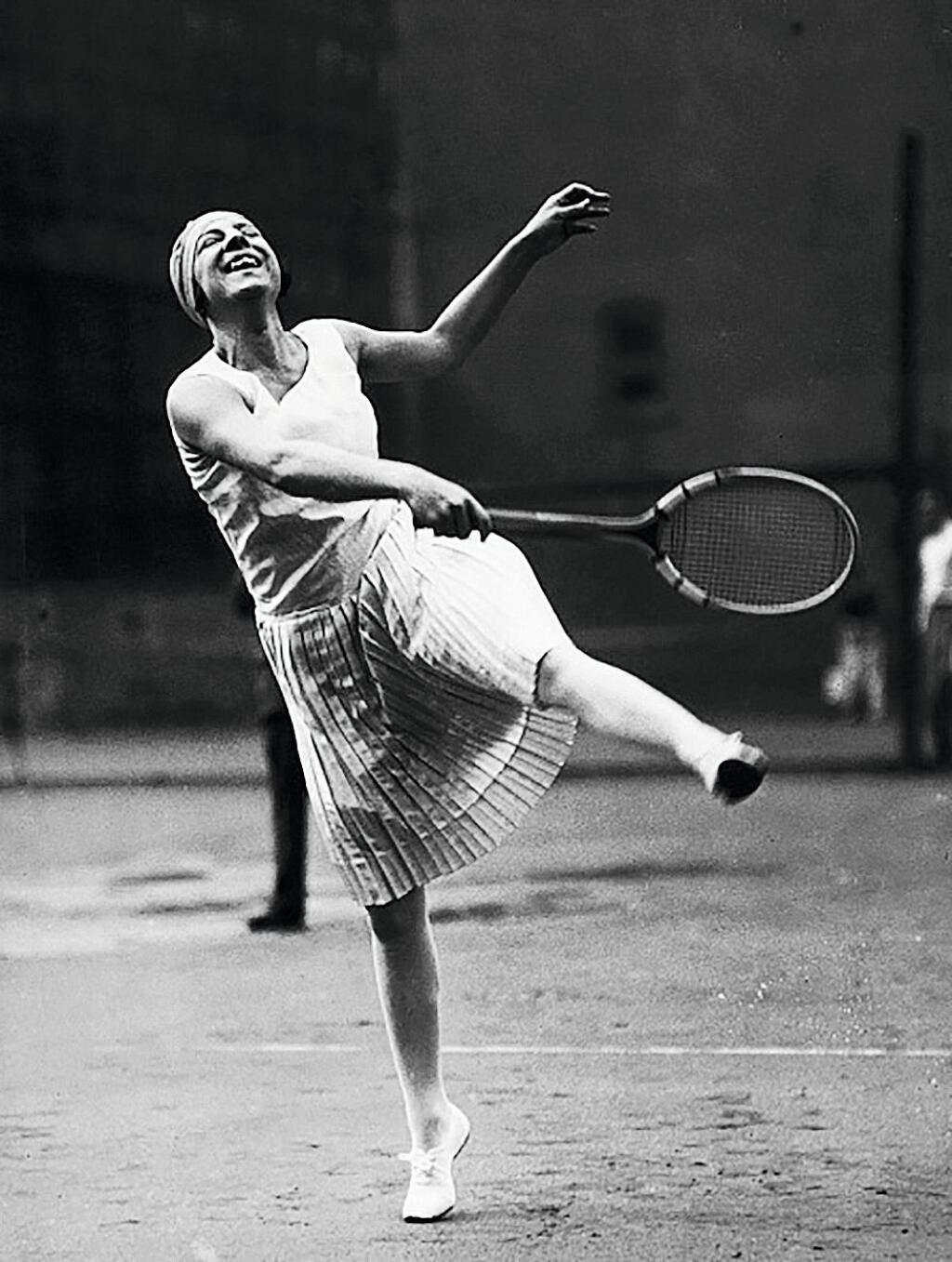 Tenisové úbory sa vďka francúzskej tenistke Suzanne Lenglen začali postupne skracovať a zmenšovať.