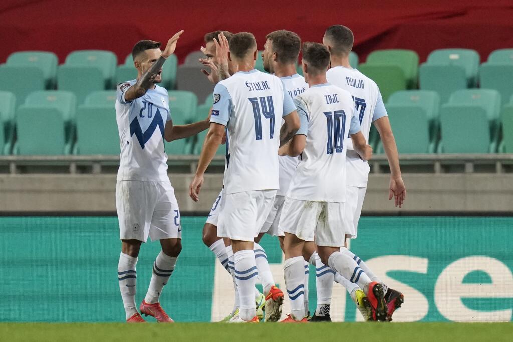 EBE 97 Ľubľana - Na snímke vľavo slovinský obranca Petar Stojanovič oslavuje so spoluhráčmi vyrovnávajúci gól na 1:1 v zápase H-skupiny kvalifikácie MS 2022 vo futbale Slovinsko - Slovensko v Ľubľani 1. septembra 2021. FOTO TASR/AP
Slovenia's Petar Stojanovic, right 20, celebrates scoring his side's first goal during the World Cup 2022 group H qualifying soccer match between Slovenia and Slovakia at the Stozice Sports Park stadium in Ljubljana, Wednesday, Sept. 1, 2021. (AP Photo/Darko Bandic