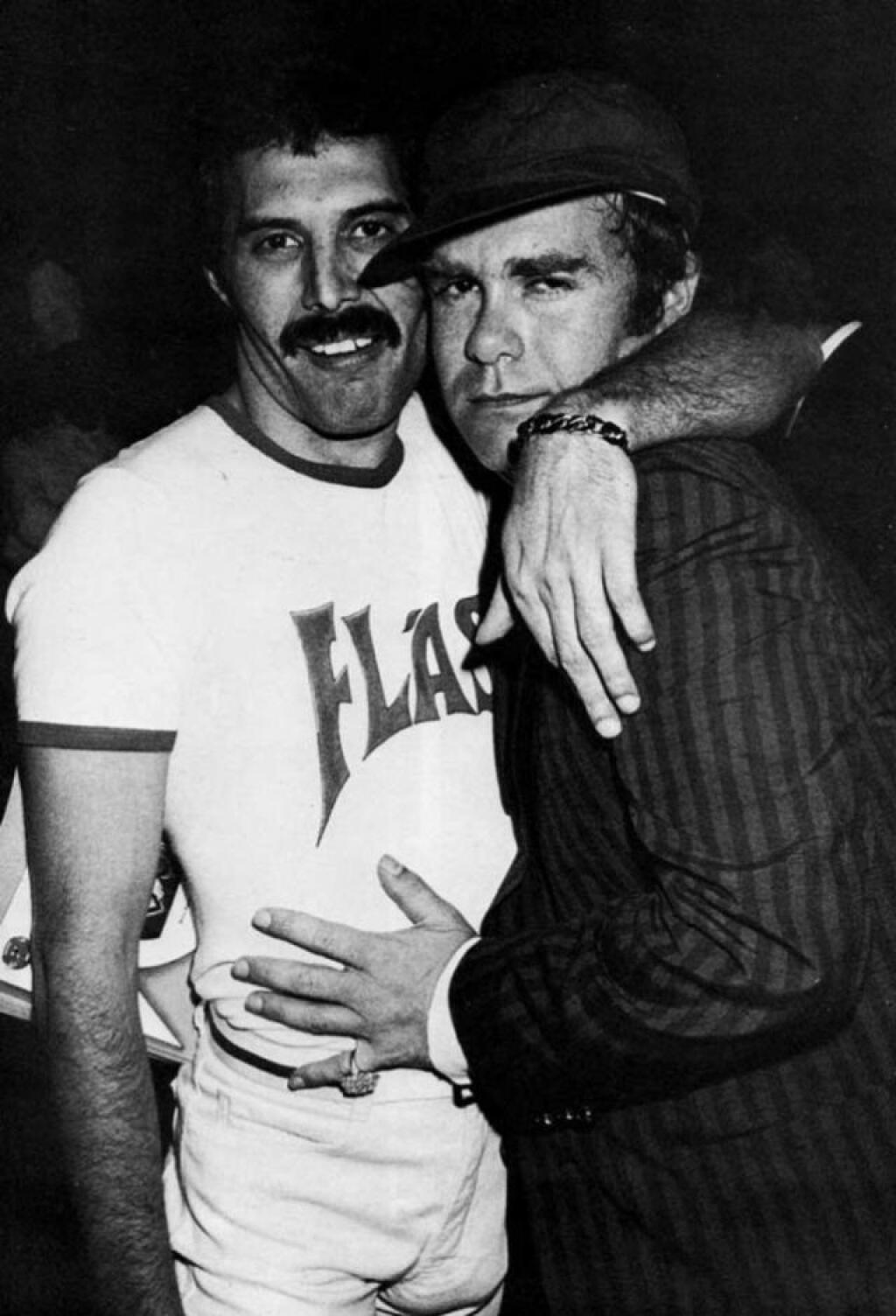 Spevák Queen Freddie Mercury a spevák Elton John.