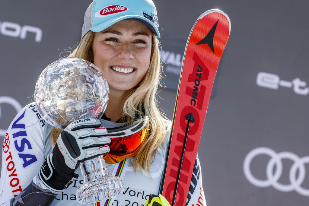 Na snímke Mikaela Shiffrin s malým glóbusom za celkové viťazstvo počas záverečných pretekov slalomu žien svetového pohára v alpskom lyžovaní v Andorre.