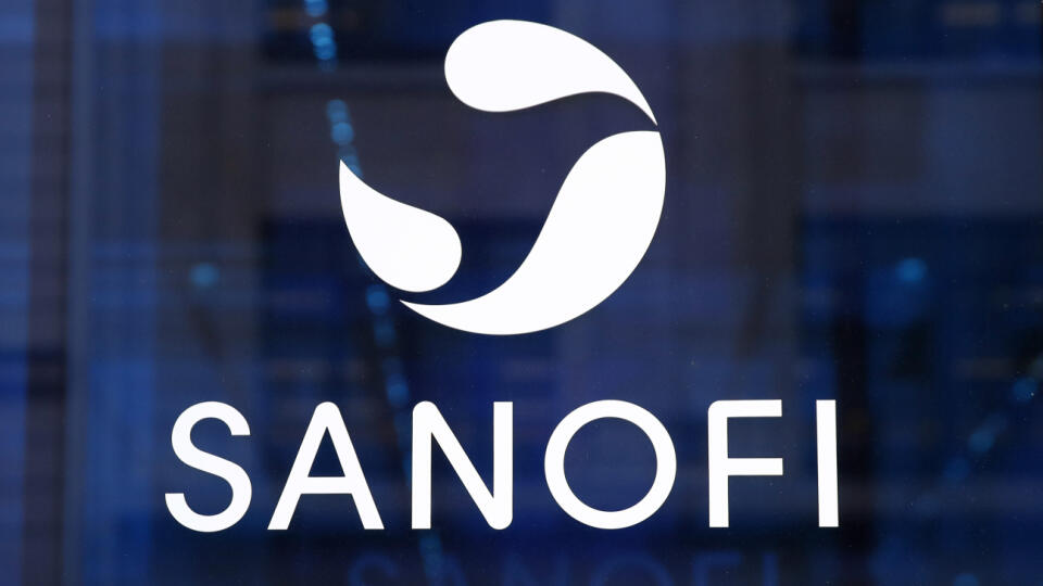 KK56 Paríž - Na archívnej snímke zo 7. februára 2019 logo francúzskej farmaceutickej spoločnosti Sanofi v sídle spoločnosti v Paríži. Farmaceutické spoločnosti Sanofi a GlaxoSmithKline (GSK) v pondelok 22. februára 2021 oznámili začiatok novej druhej fázy štúdií svojej vakcíny proti ochoreniu COVID-19. FOTO TASR/AP
FILE - In this Feb. 7, 2019 the logo of French drug maker Sanofi is pictured at the company's headquarters, in Paris. Sanofi is going to produce as many as 12 million coronavirus vacc