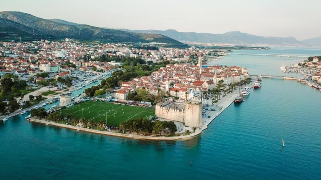 Trogir sa môže pochváliť futbalovým štadiónom, ktorý je postavený medzi dvoma historickými pamiatkami