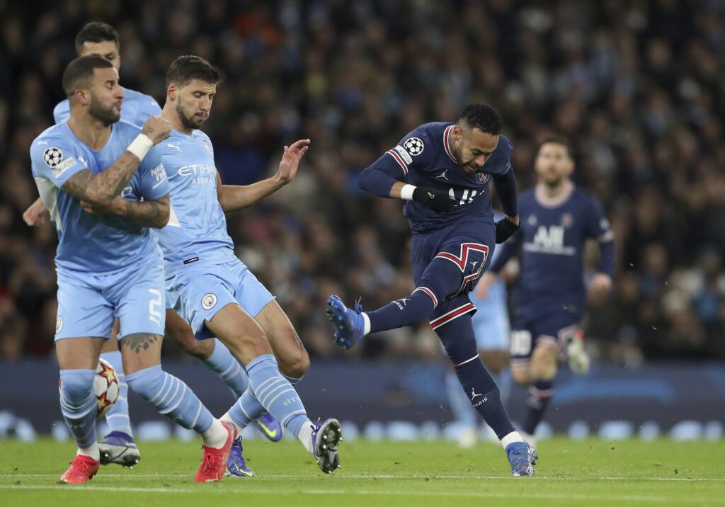 Neymar strieľa v zápase A-skupiny Ligy majstrov Manchester City - Paríž St. Germain.