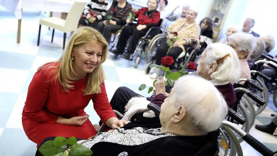 Pred pandémiou ZUZANA ČAPUTOVÁ navštevovala seniorov osobne. Dnes sa spojila so zamestnancami za pomoci videohovoru.