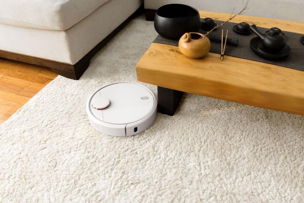 Na hrubšom koberci sa Mi Robot Vacuum trápi