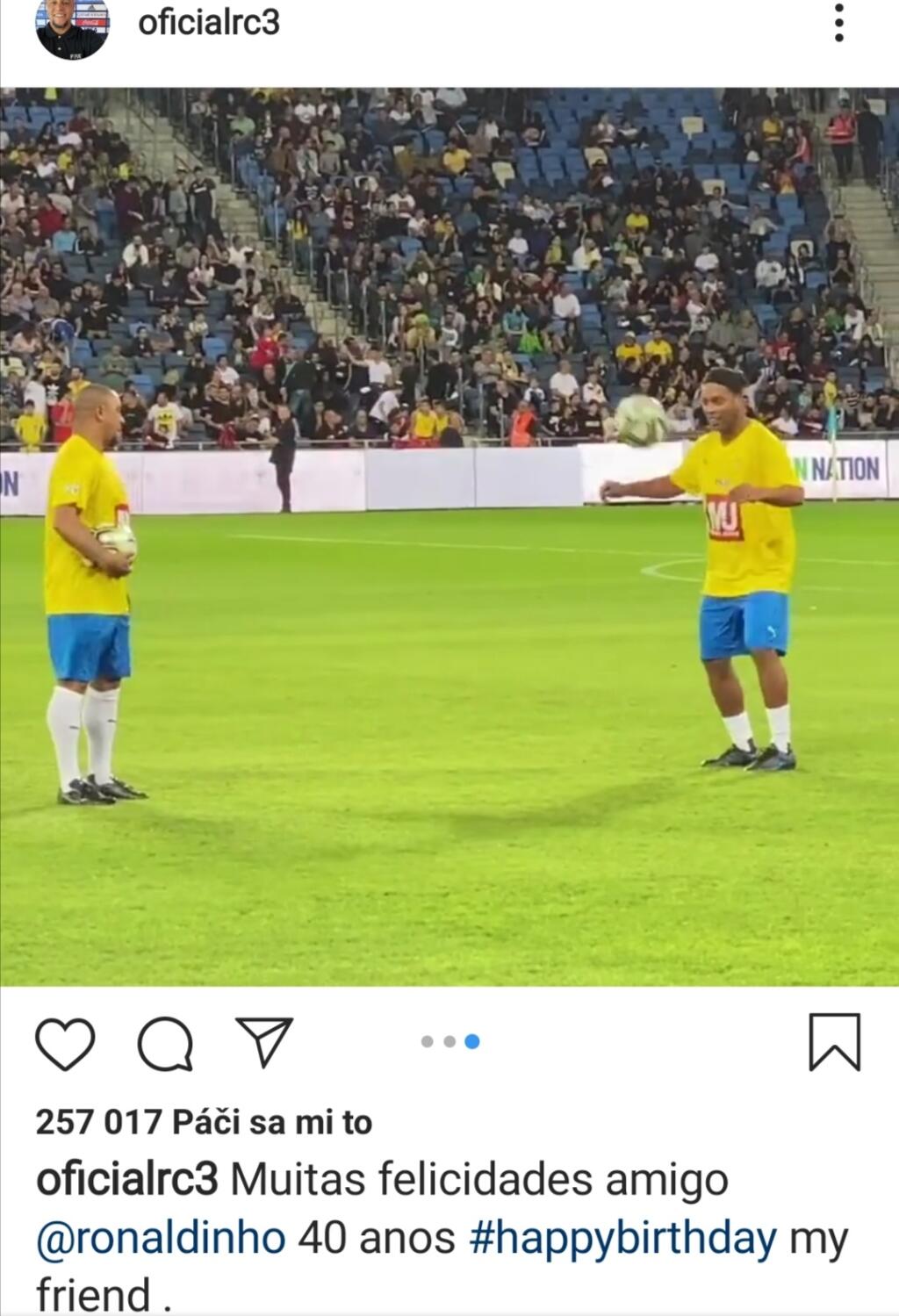 Na Ronaldinha nezabudol ani ďalší Brazílčan, Roberto Carlos. Aj ten poslal Ronaldinhovi narodeninový odkaz.