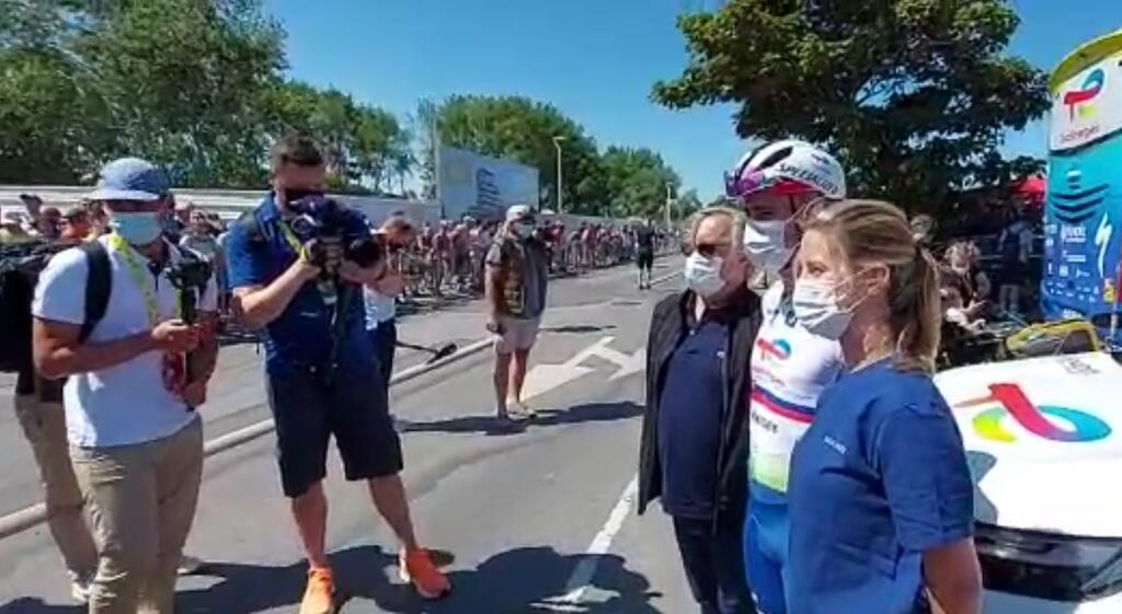 Sagan sa aj niekoľko minút pred štartom venoval fanúšikom, rozdával podpisy a fotil sa. Nechýbalo však veľa a takmer si kvôli tomu mohol zarobiť na poriadny problém, keďže štart etapy stihol len tak-tak.