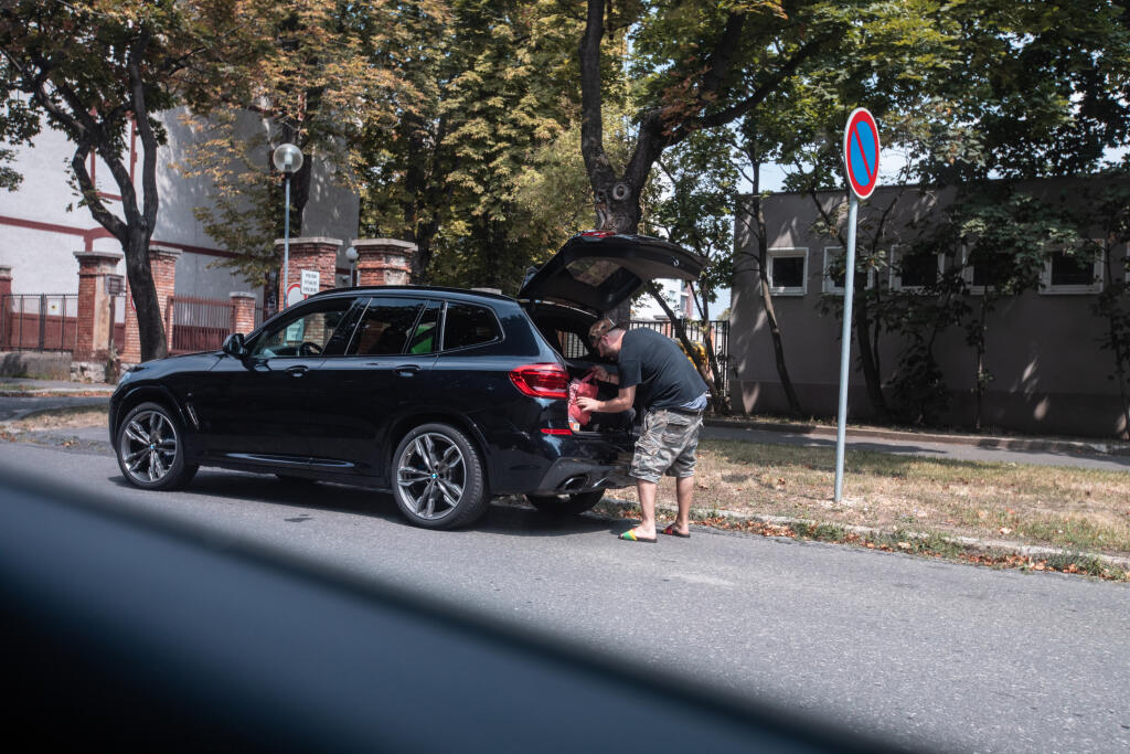 Spevák nakladá batožinu Denisy.