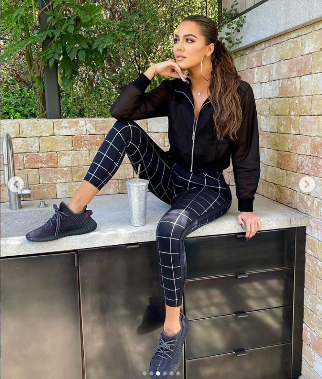 Khloé Kardashian vyzerá na fotografiách z boku úplne inak.