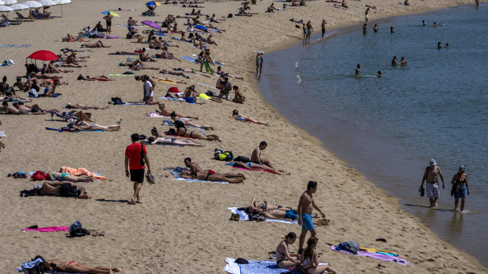 JB 25 Barcelona - Ľudia sa opaľujú na pláži v Barcelone 8. júna 2021. Španielsko spustilo v pondelok letnú turistickú sezónu a privítalo úplne zaočkovaných návštevníkov z väčšiny krajín, ako aj európskych návštevníkov, ktorí môžu preukázať, že nie sú infikovaní koronavírusom. Krajina tiež znovu otvorila prístavy pre výletné lode. Informácie priniesla tlačová agentúra AP. FOTO TASR/AP
People sunbathe on the beach in Barcelona, Spain, Tuesday, June 8, 2021. Spain is jumpstarting its summer touri