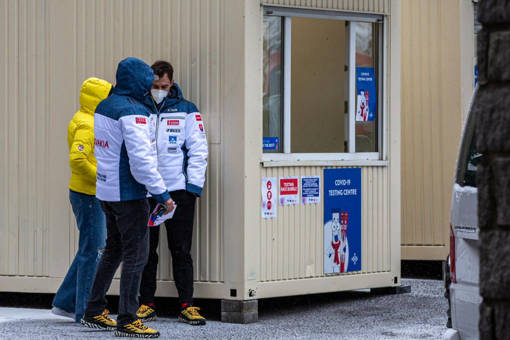 Na snímke sú rodičia a priateľ Petry Vlhovej po absolvovaní covid testu.