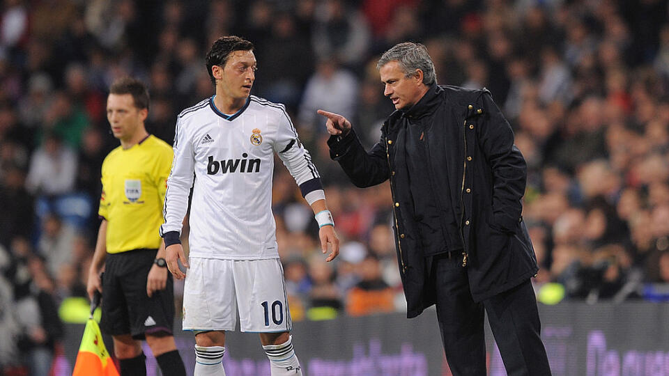 José Mourinho a Mesut Ozil za čias pôsobenia v Reale Madrid.