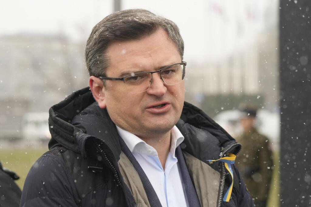 WA 43 Varšava - Ukrajinský minister zahraničných vecí Dmytro Kuleba odpovedá na otázky novinárov po položení venca k pamätníku poľského prezidenta Lecha Kaczyňského vo Varšave 1. apríla 2022, ktorý tragicky zahynul pri leteckom nešťastí spolu s ďalšími 95 osobami neďaleko západoruského Smolensku 10. apríla 2010. FOTO TASR/AP 

 
Ukrainian Foreign Minister Dmytro Kuleba speaks after a wreath-laying ceremony at the monument of the late President Lech Kaczynski and 95 other people killed in a plane