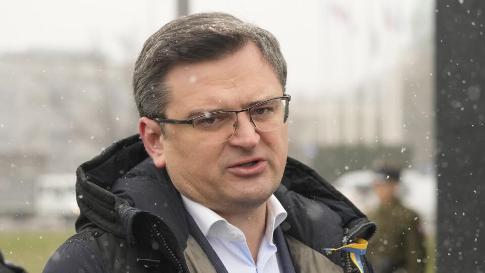 WA 43 Varšava - Ukrajinský minister zahraničných vecí Dmytro Kuleba odpovedá na otázky novinárov po položení venca k pamätníku poľského prezidenta Lecha Kaczyňského vo Varšave 1. apríla 2022, ktorý tragicky zahynul pri leteckom nešťastí spolu s ďalšími 95 osobami neďaleko západoruského Smolensku 10. apríla 2010. FOTO TASR/AP
Ukrainian Foreign Minister Dmytro Kuleba speaks after a wreath-laying ceremony at the monument of the late President Lech Kaczynski and 95 other people killed in a plane