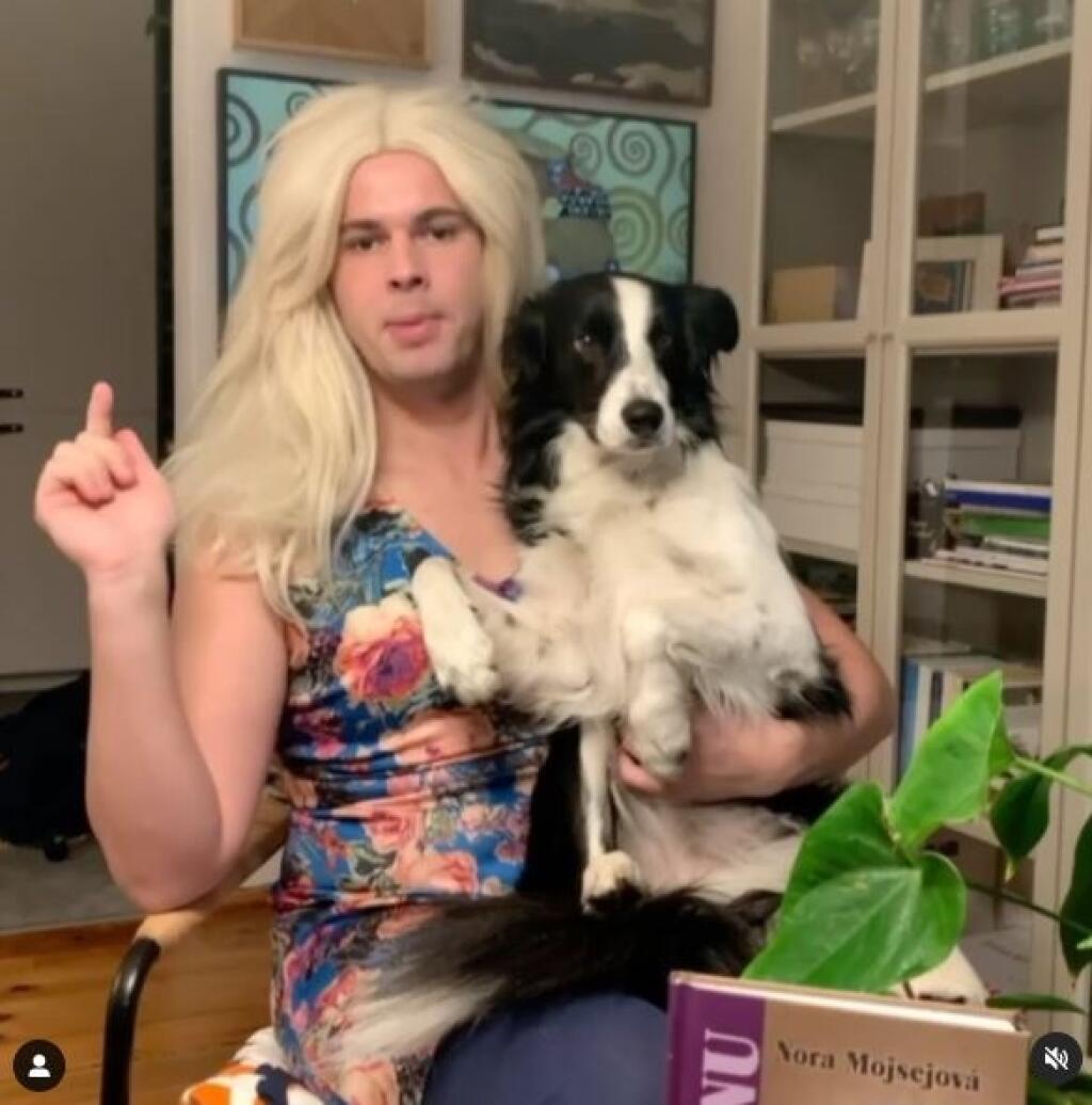 Fero Joke má množstvo tvárí, tu ako Nora Mojsejová.