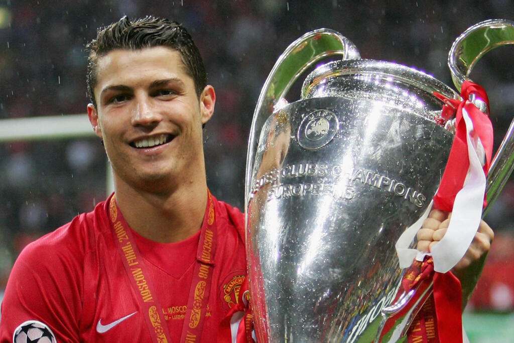 Ronaldo v drese Manchestru United získal v sezóne 2007-2008 trofej Ligy majstrov.