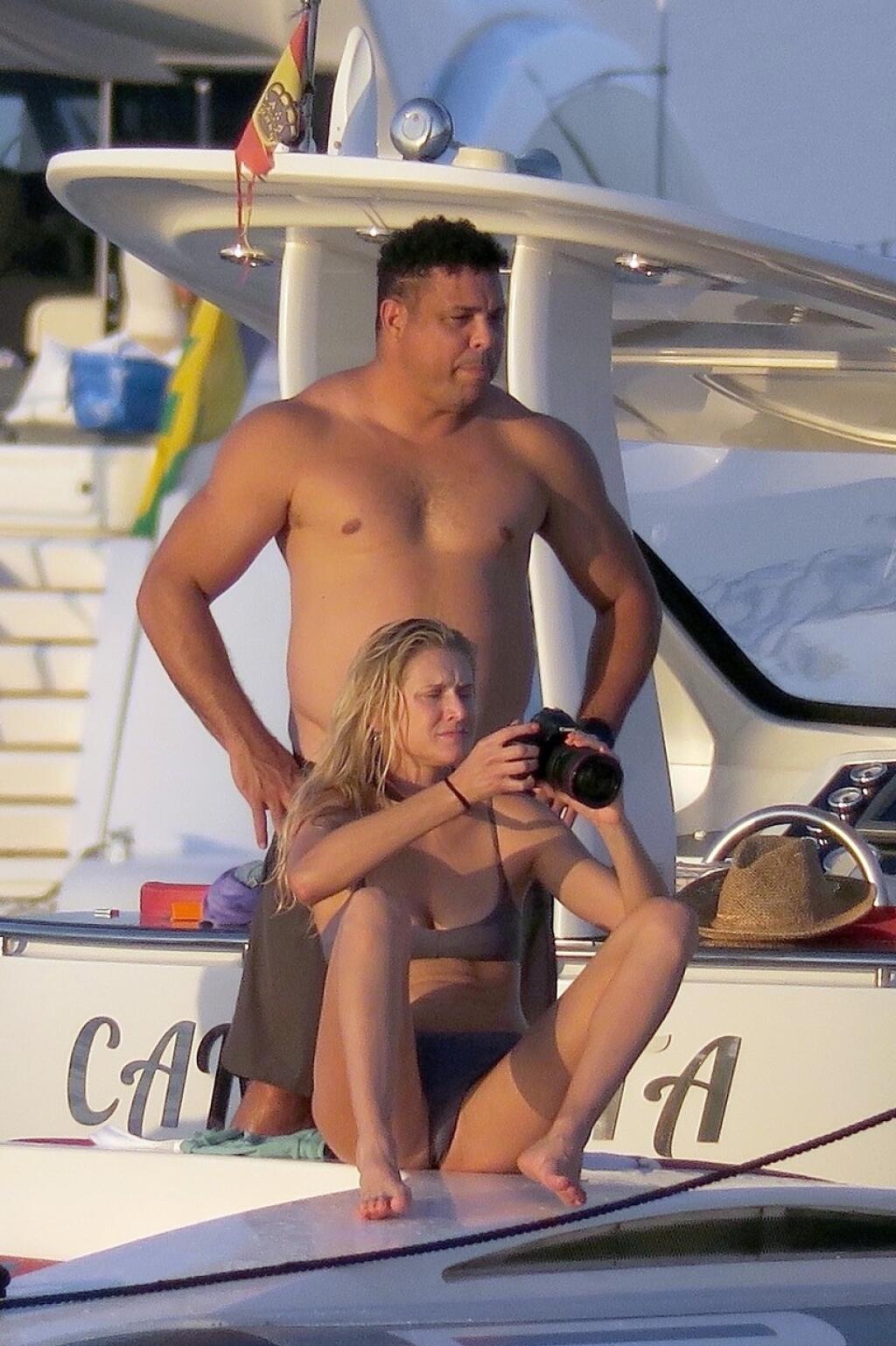 Ronaldo sa na luxusnej lodi vyzliekol a ukázal svoju nefutbalovú postavu.Jeho partnerka Celina si na rozdiel od neho drží svoju štíhlu figúru.