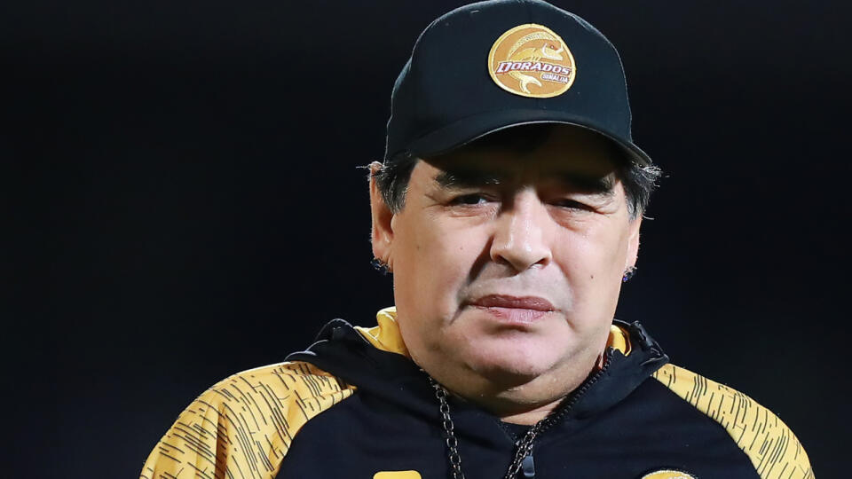 Zdalo sa, že problémy ho začali konečne obchádzať, no opak je pravdou. Argentínsky futbalový génius Diego Maradona trpí veľkými bolesťami. Lekári mu zistili, že trpí rozsiahlou artrózou a futbalovú ikonu čakajú ťažké operácie.