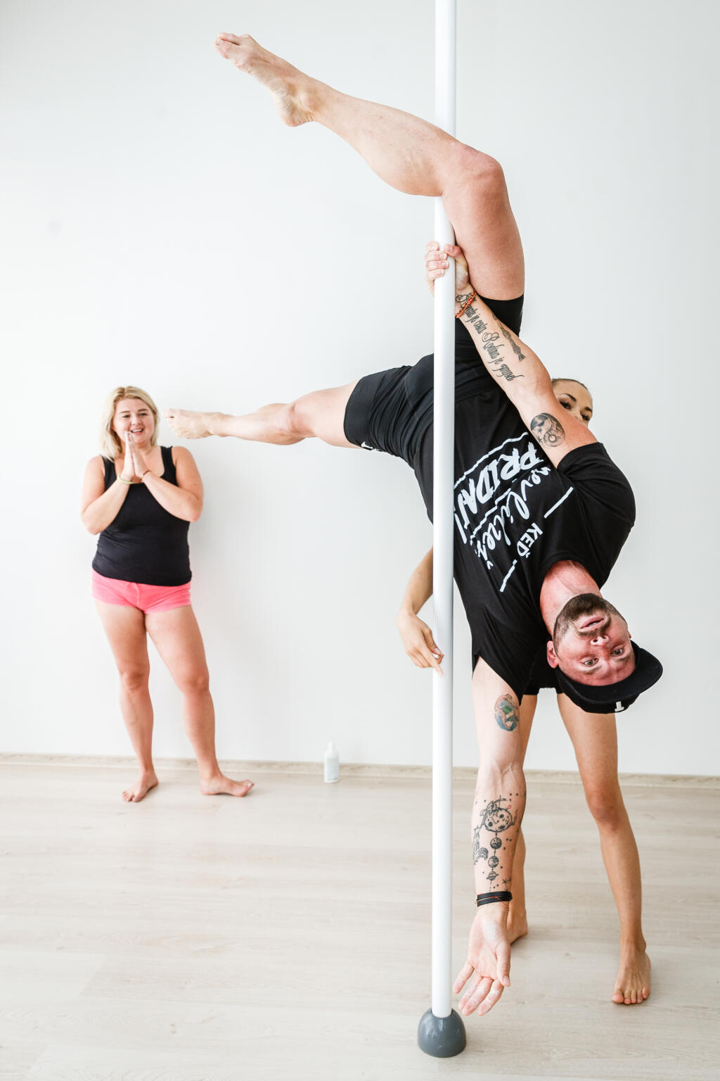 Fitness tréner Jany Landl absolvoval v rámci výzvy od komičky Evy Kramerovej (Evelyn) tréning pole dance pod vedením Niny Peráčkovej v bratislavskom štúdiu No limits.