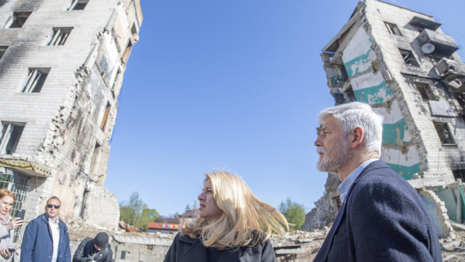 Prezidentka SR Zuzana Čaputová spolu s českým prezidentom Petrom Pavlom pricestovali na návštevu Ukrajiny v piatok ráno 28. apríla 2023. Na snímke prezidentka SR Zuzana Čaputová (uprostred) a český prezident Petr Pavel (vpravo) si prezerajú mesto Boroďanka v Kyjevskej oblasti, ktoré ťažko zasiahla ruská vojenská agresia v krajine v piatok 28. apríla 2023. FOTO TASR - Martin Baumann