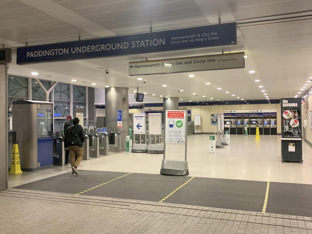 Zopár cestujúcich skoro ráno na stanici metra Paddington v Londýne 13. decembra 2021. Nový koronavírusový variant omikron sa šíri 