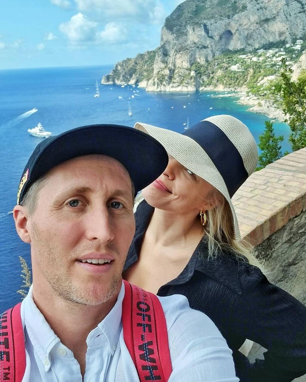 Veronika so Sajfom si užívajú dovolenku v talianskom Capri. Oslávili tam 5. výročie svadby.