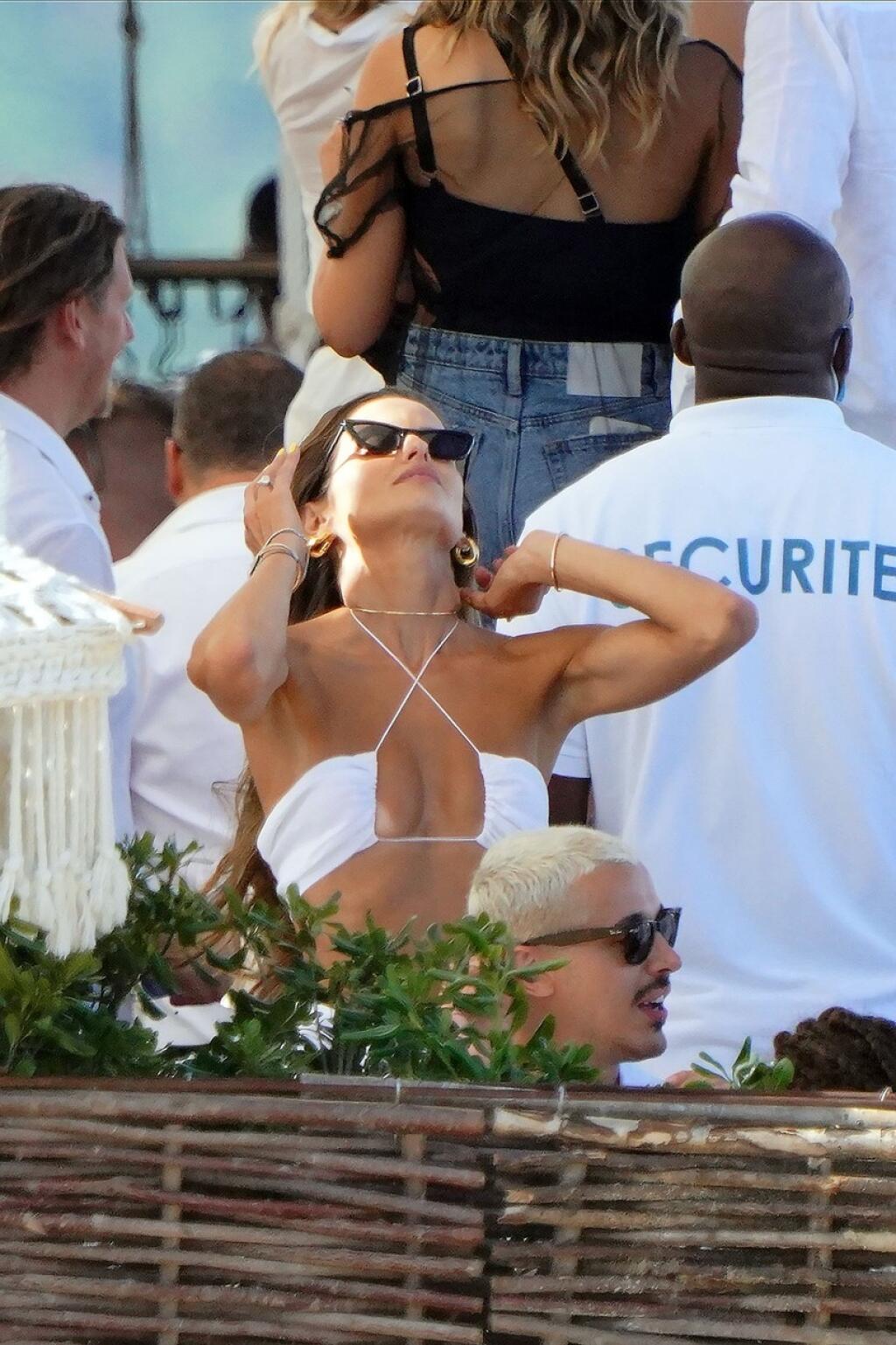 Izabel Goulart sa v St Tropez ukázala v miniatúrnych plavkách, ktoré vyzerali ako ušité z rúšok.