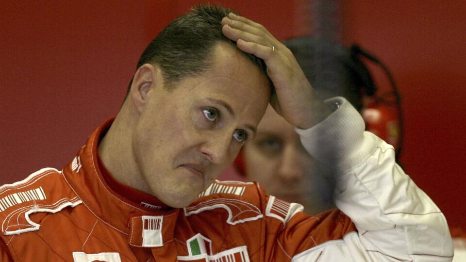 Michael Schumacher nechce sivými  vlasmi konkurovať striebornej farbe  svojho nového monopostu Mercedes.