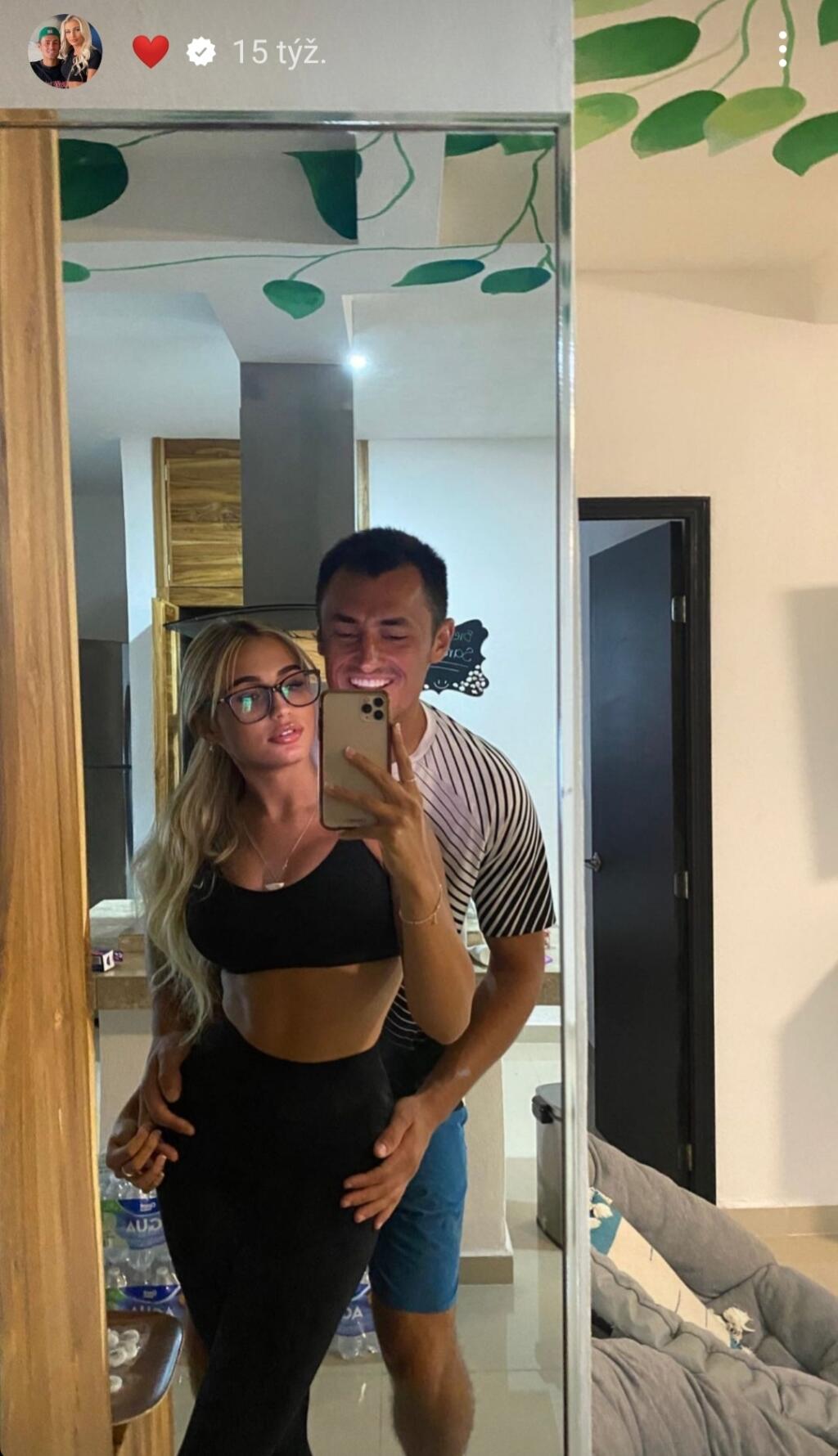O blondínke, ktorá je označovaná za nádejnú influencerku a ktorej počet sledovateľov sa od začiatkov randenia s tenisovým esom zvýšil, sa toho veľa nevie. Dokonca má zablokovaný profil na Instagrame.
