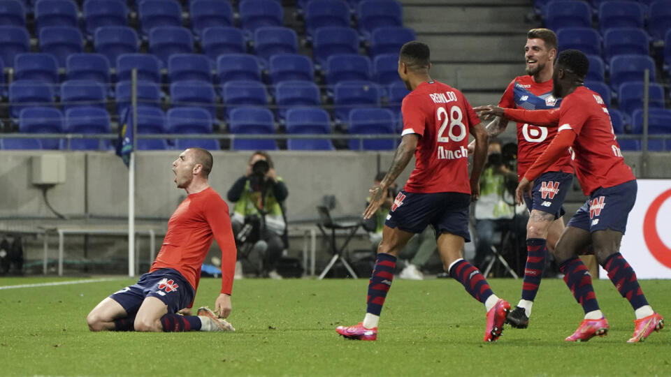 WA 15 Décines - Futbalista Lille Burak Yilmaz (vľavo) sa teší po strelení gólu v zápase 34. kola francúzskej futbalovej Ligue 1 Olympique Lyon – OSC Lille v nedeľu 25. apríla 2021. FOTO TASR/AP
Lille's Burak Yilmaz, left, celebrates with his teammates after he scored a goal against Lyon during their French League One soccer match in Decines, near Lyon, central France, Sunday, April 25, 2021. (AP Photo/Laurent Cipriani)