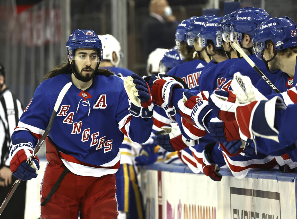 WA 31 New York - Hokejista New Yorku Rangers Mika Zibanejad sa teší so spoluhráčmi po strelení gólu v zápase zámorskej hokejovej NHL New York Rangers - Buffalo Sabres v nedeľu 25. apríla 2021. Zibanejad prispel k výhre 6:3 svojím tretím hetrikom v sezóne. Tri trojgólové zápasy v drese Rangers v jednej sezóne zaznamenal naposledy Marián Gáborík v ročníku 2020/2011. FOTO TASR/AP
New York Rangers' Mika Zibanejad (93) celebrates his goal in the first period against the Buffalo Sabres during an NHL