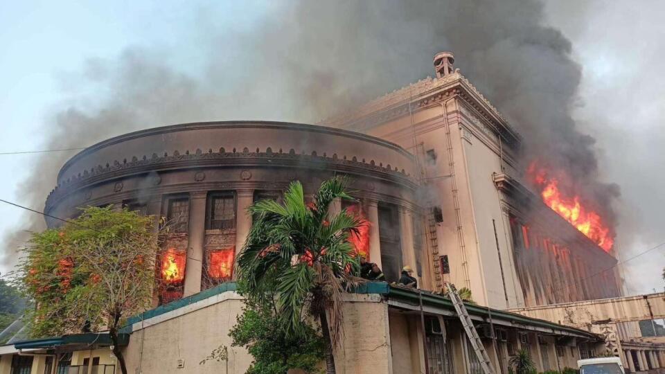 Un incendie a ravagé le bâtiment historique de la poste à Manille