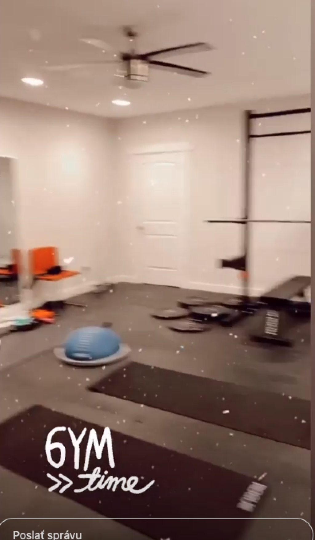 Aj Albert Rusnák má vo svojom dome schovanú malú posilňovňu.