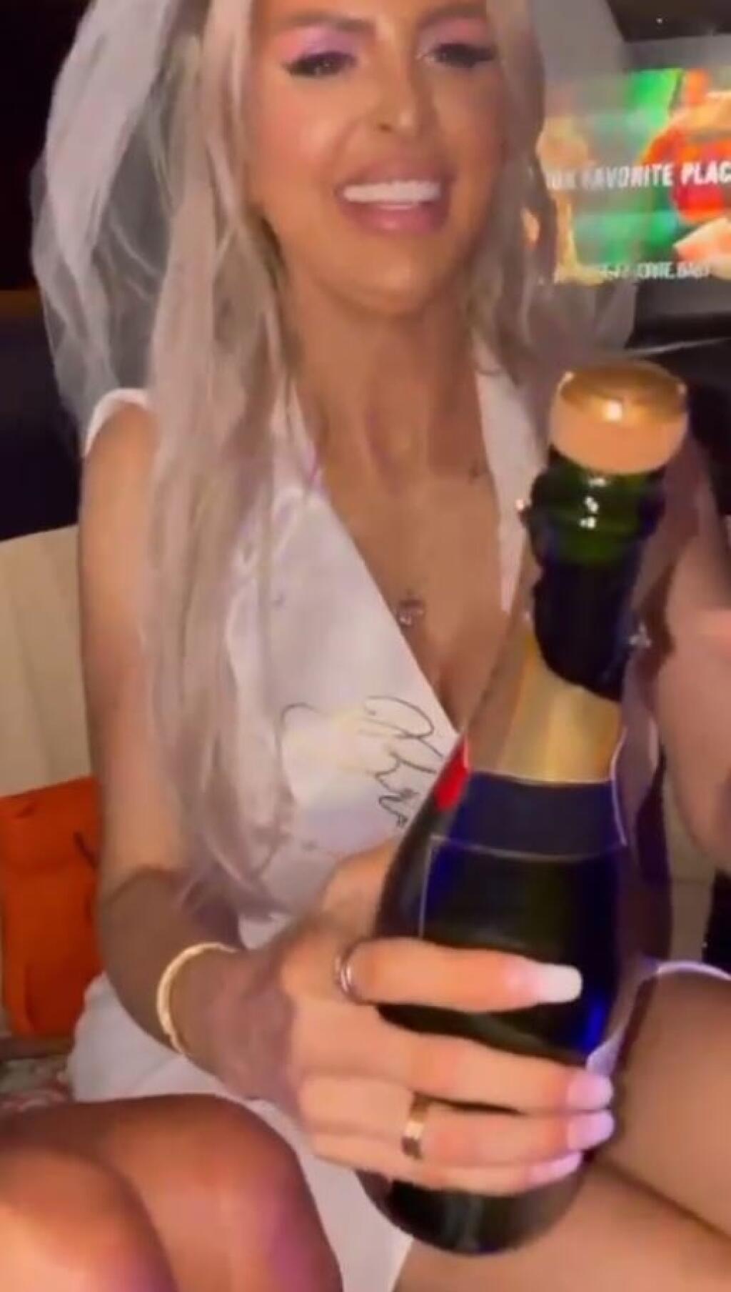Partia okolo Lely si rozlúčku so slobodou užívala v limuzíne, kde nechýbalo šampanské.