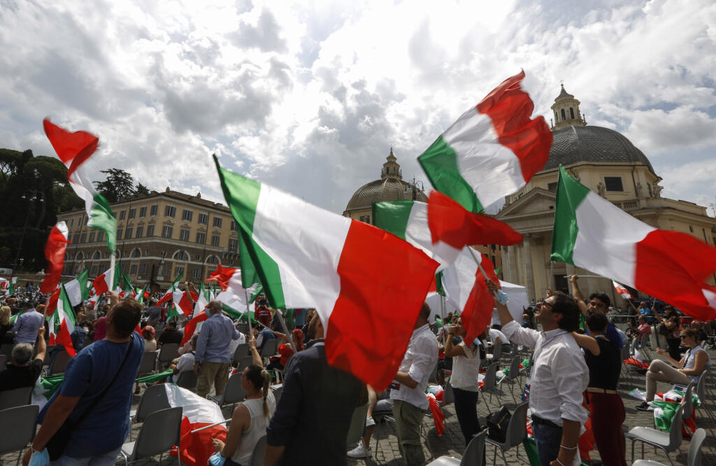 WA 3 Rím - Ľudia mávajú talianskymi vlajkami počas opozičného protestu na Námestí Piazza del Popolo v Ríme v sobotu 4. júla 2020. FOTO TASR/AP 

 People wave Italian flags during a center-right opposition rally in Rome's central Piazza del Popolo, Saturday, July 4, 2020. (AP Photo/Riccardo De Luca)