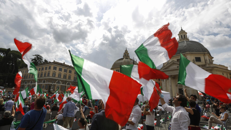 WA 3 Rím - Ľudia mávajú talianskymi vlajkami počas opozičného protestu na Námestí Piazza del Popolo v Ríme v sobotu 4. júla 2020. FOTO TASR/AP
People wave Italian flags during a center-right opposition rally in Rome's central Piazza del Popolo, Saturday, July 4, 2020. (AP Photo/Riccardo De Luca)