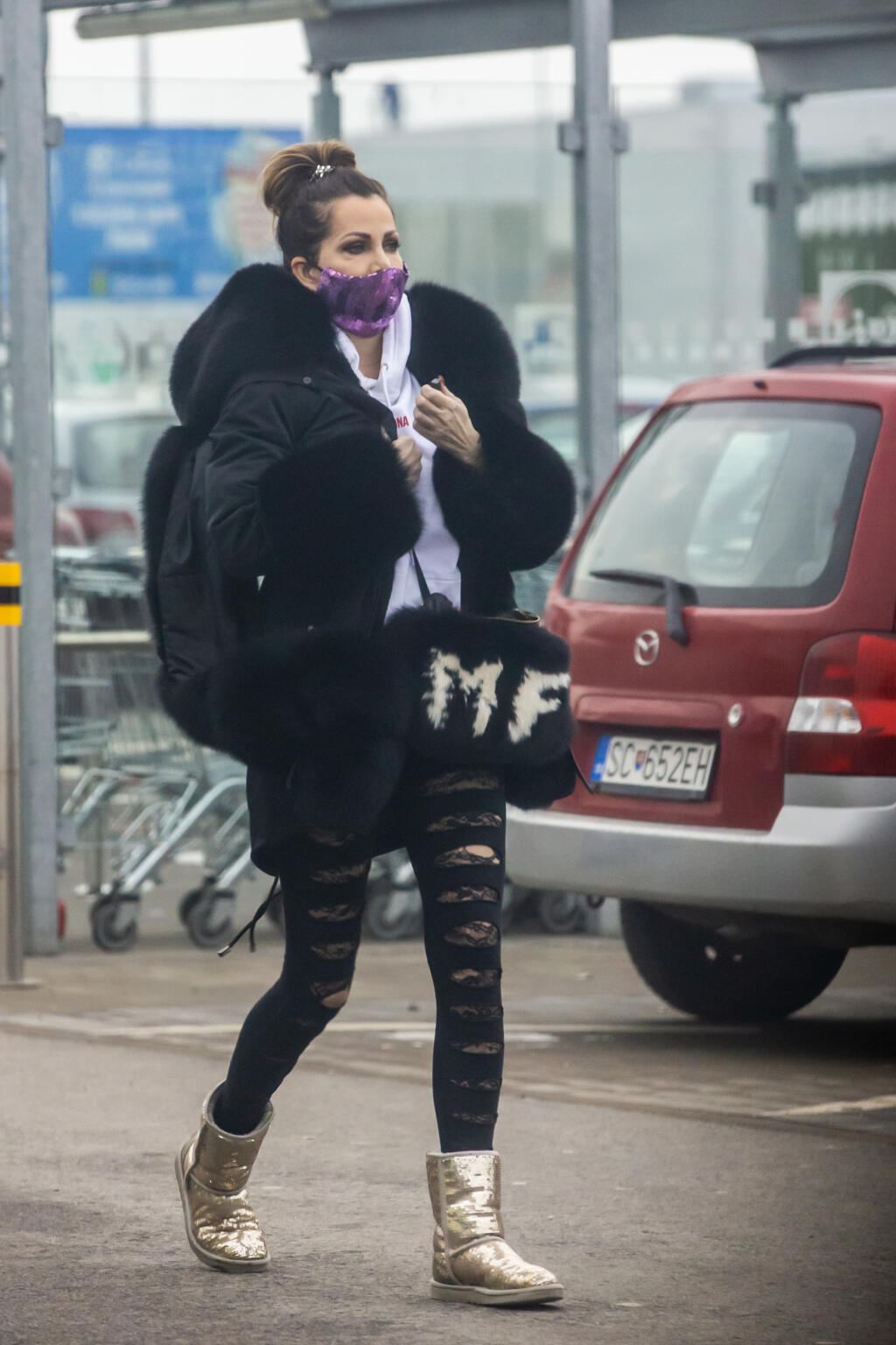 Na snímke je Miroslava Fabušová pred nákupným strediskom.
