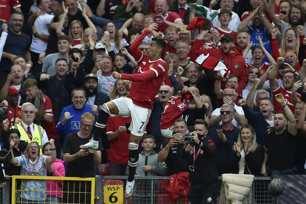 KK72 Manchester - Futbalista Manchestru United Cristiano Ronaldo sa teší zo svojho druhého gólu počas zápasu 4. kola anglickej Premier League Manchester United - Newcastle United 11. septembra 2021 v Manchestri. FOTO TASR/AP
Manchester United's Cristiano Ronaldo celebrates after scoring his side's second goal during the English Premier League soccer match between Manchester United and Newcastle United at Old Trafford stadium in Manchester, England, Saturday, Sept. 11, 2021. (AP Photo/Rui Vieira)