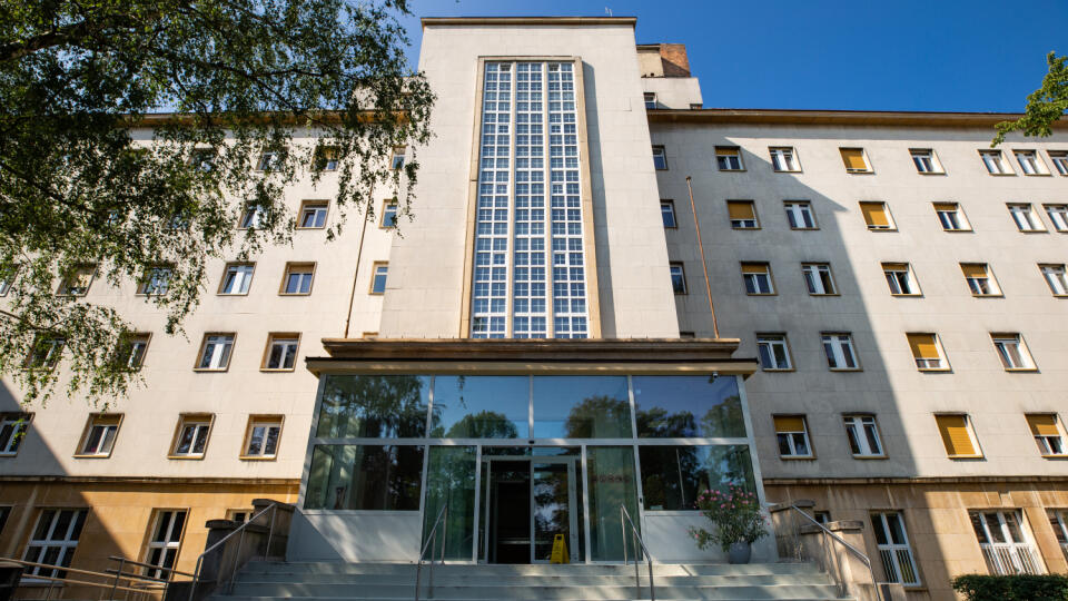 Budova internátu Ekonomickej univerzity na Prokopa Veľkého v Horskom parku v Bratislave.