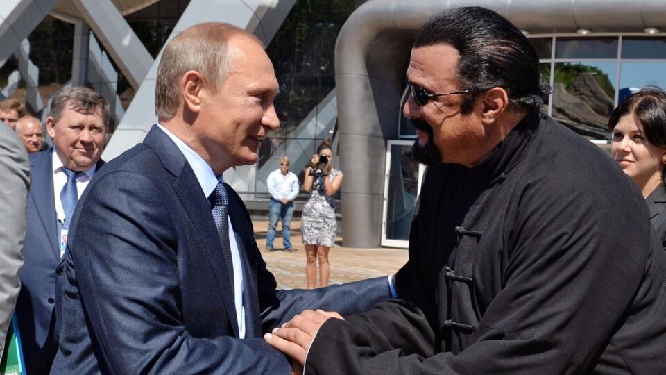 Seagal je pri tom známy svojim proruským postojom. Prejavil najmä silnú podporu Putinovmu plánu týkajúcemu sa anexie Krymu a už v minulosti ho označil  za jedného z najväčších svetových vodcov, ktorý dnes žije. V roku 2016 dostal herec ruské občianstvo.