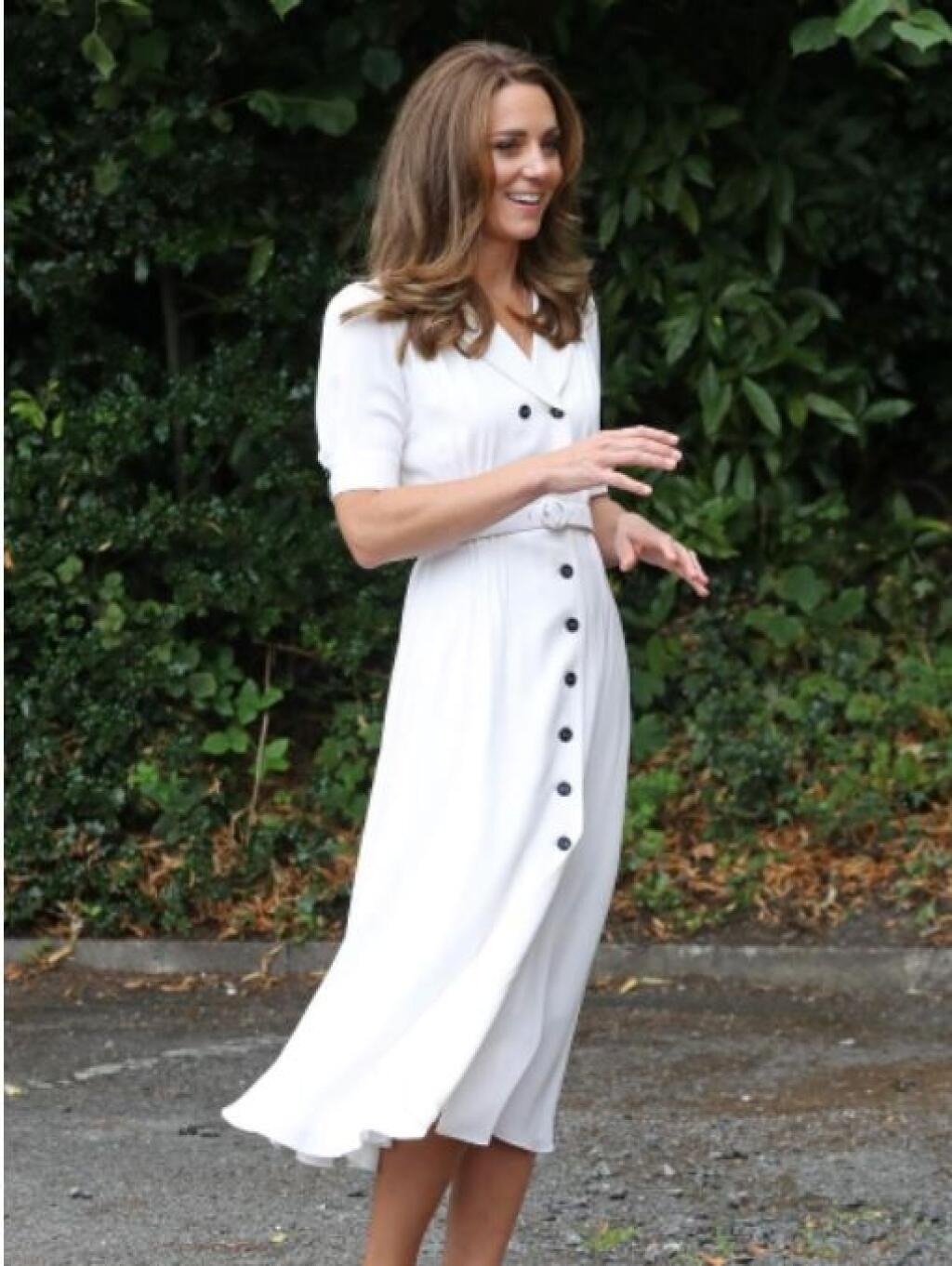 Šaty Kate Middleton stáli neuveriteľných $3350. Zahraničné média news.com.au však upozorňujú na fakt, že Kate si ich obliekla pri charitatívnej príležitosti. Nemožno sa však nečudovať, čo by sa stalo, keby to bola Meghan, ktorá by zvolila pri takejto príležitosti drahý outfit?