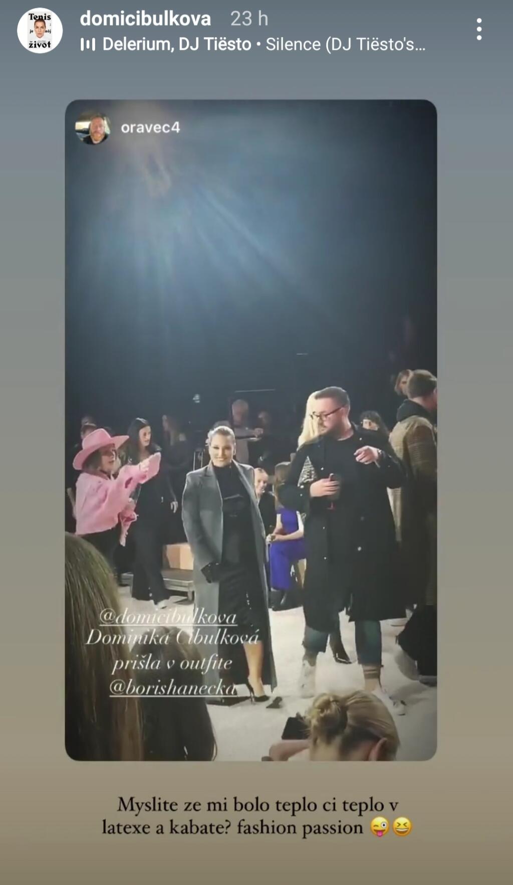 A takto sa vyštafírovala na módnu udalosť Fashion LIVE! 2022, ktorá sa tento rok konala v bratislavských Nivách. Obliekla sa do latexu, ktorý dokonale obťahoval jej vypuklé bruško. Dosť odvážne, čo poviete?